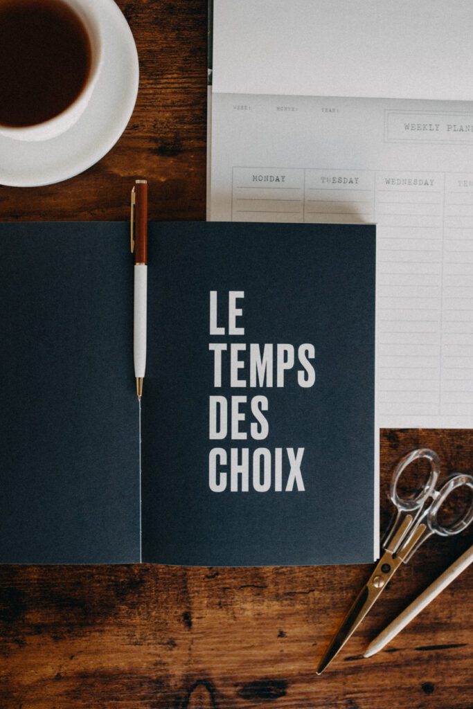 Accueil 6 Carnet noir "Le temps des choix" stylo et ciseaux