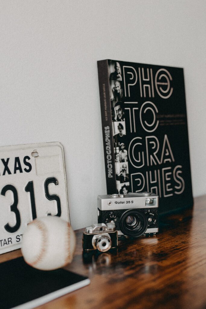 Fondations promo 6 2 Plaque Texas, balle baseball, appareil photo argentique, livre Photographes ils ont marqué leur siècle sur bureau bois